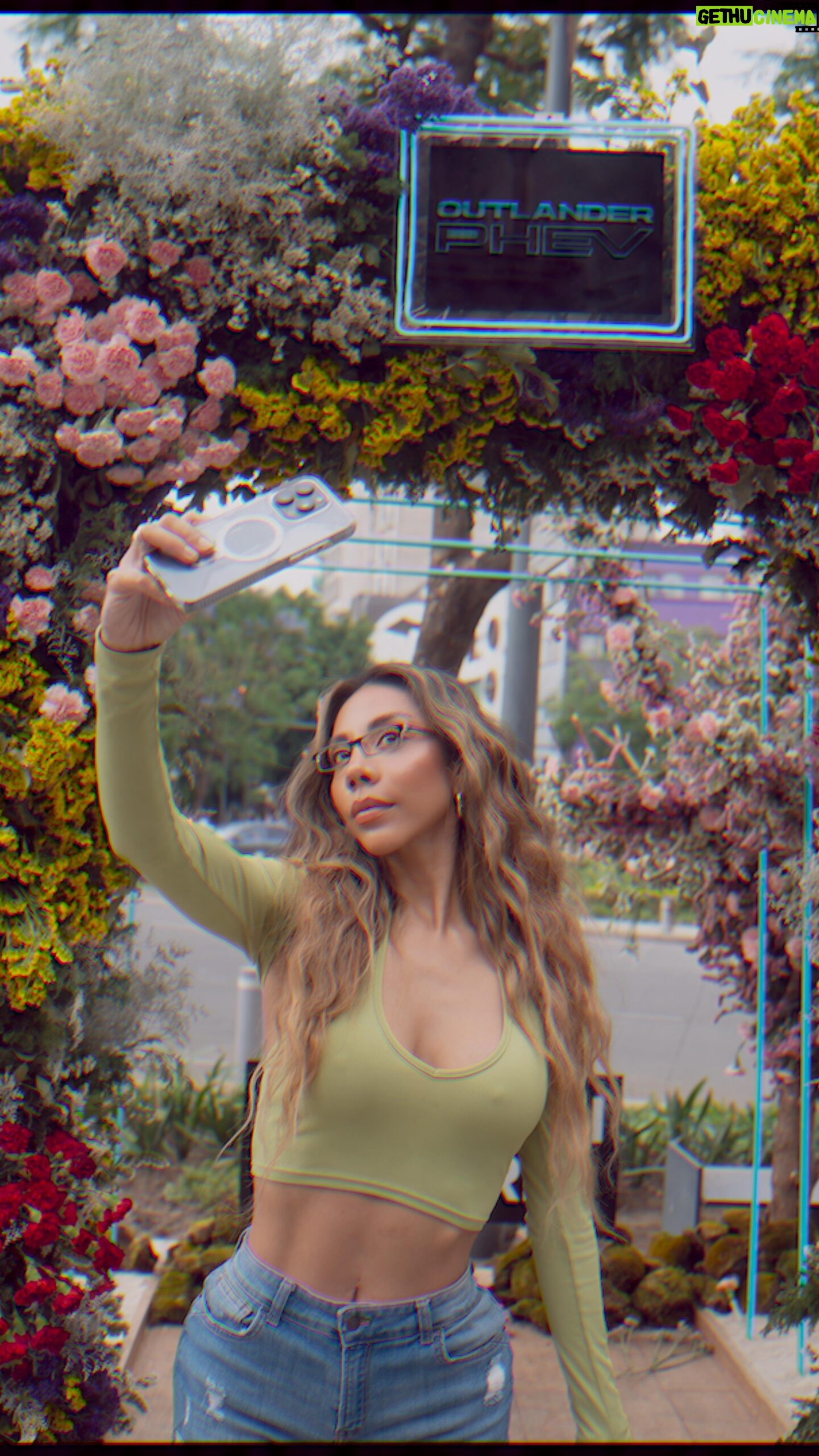 Michelle González Instagram - GATXS 🐈⬛ Ayer fui al spot! Estoy estúpidamente obsesionada con las fotos que me hice y había muchas girlies lindas tomándose pic y parejitas 🥹🫶🏽 amé #ad @MitsubishiMex te invita a su spot sensorial en el @fyja en la glorieta de Masaryk, es literal Japón del pasado! Lit todo Masaryk huele a flores (tmb hay uno en Campo Marte, con sonidos de insectos y todo) La instalación empezó ayer, 25 de abril y estarán hasta el domingo 28! 🌸🌸🌸 Tomate una pic y ve a la página de Mitsubishi Motors México en Facebook para ver las bases de cómo ganarte un viaje a Valle de Bravo. Uhummmm ;) #EquilibrioXNaturaleza #Mitsubishi #OutlanderPHEV #FYJA2024 #FYJAPolancoenFlores @MitsubishiMex