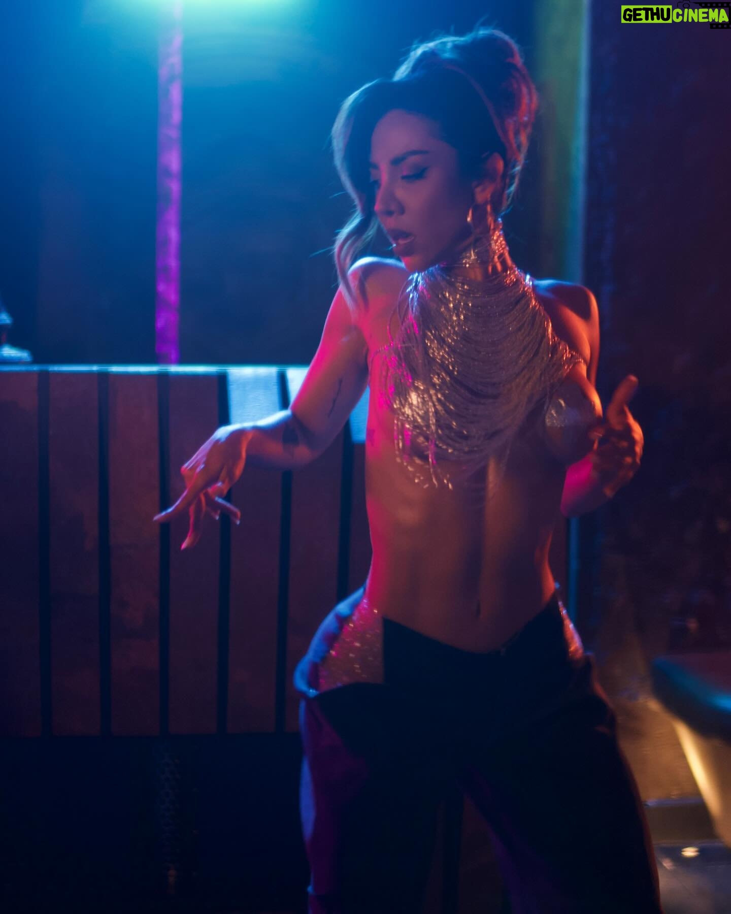 Michelle González Instagram - Puede que me encuentres en el booth bailando sola… sirviendo semejante look 💎 Y así, después de estas etapas (checa mis últimos 3 posts) nace Maabelle, la gata. Que llegó para quedarse y de vo rar. Libre, auténtica, imparable, visionaria y poderosa. Compartiendo la fórmula pa que estás bitches se sigan inspirando, porque el flow de la gata no está a la venta… Custom made creado por @tulioanguiano y yo, diseñado por el obvio. Spoiler alert: el 3 de mayo regresamos pa dejar el plato limpio 🍽️ BTS @gibranortega