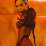 Michelle González Instagram - ARIES SZN 🐈‍⬛ Hace un año, volví a nacer. Mudé de piel. Me reinvente, y creé una versión de mi en mi mente que 1 año después se volvió realidad y está sucediendo. Te quiero compartir como lo hice. Hagamos un reto juntxs! Listx para reinventarte ? Primero, elige 1 meta a cumplir este mes . No es cantidad, es calidad. Elige algo realista y realmente comprométete contigo! Hay un eclipse SÚPER PODEROSO este 8 de abril y es un portal de un nuevo ciclo que durará 6 meses. Quien quieres ser en 6 meses, en donde quieres estar? Después, escribe todo aquello que quieres dejar ir que sabes que no te sirve ni ayuda a convertirte en esa versión que deseas ser. GUÍA ESPECIAL PARA TU YO DE ENSUEÑO ✍🏽✨ - Como se ve? Físicamente, como se viste, como camina, como habla. -Como es? Cuáles son sus cualidades, que le gusta y que no. -Como se comporta en situaciones de conflicto? -Como maneja los problemas que a ti más miedo te dan? -Como le gusta que otros le traten ? Que permite, que no? -Cuál es su rutina diaria? A qué hora se duerme, a qué hora se levanta, cuáles son sus hábitos que más admiras? -Cuáles son sus hobbies e intereses? -A que se dedica? Disfruta lo que hace? -Cuáles son sus metas a corto y largo plazo? -Como maneja el estrés, la presión y los retos? Cómo se comporta cuando algo “no sale como quería” -como es su alimentación? -Cuáles son sus amigxs? Como es su relación con ellxs? Están alineados con sus metas, valores? Puede ser autenticx-genuinx-real a su alrededor? Apoyan y aportan sus sueños? Tú sumas a los de ellxs? -Escucha a su instinto? Se es fiel? -Que hace en sus fines de semana? Dónde invierte su tiempo y energía y con quien? -Cuida de sus finanzas? Tiene responsabilidad financiera? Tiene un plan de ahorro? Respeta su dinero? En que y quienes lo gasta? LET’ GO BABY! Ya no hay tiempo que perder 🐈‍⬛ ***Si subes una foto utilizando mi audio de GEM te voy a repostear en mis historias! Mándame DM contándome tu meta y las más inspiradoras las voy a compartir en un post el 1 de mayo 🫶🏽