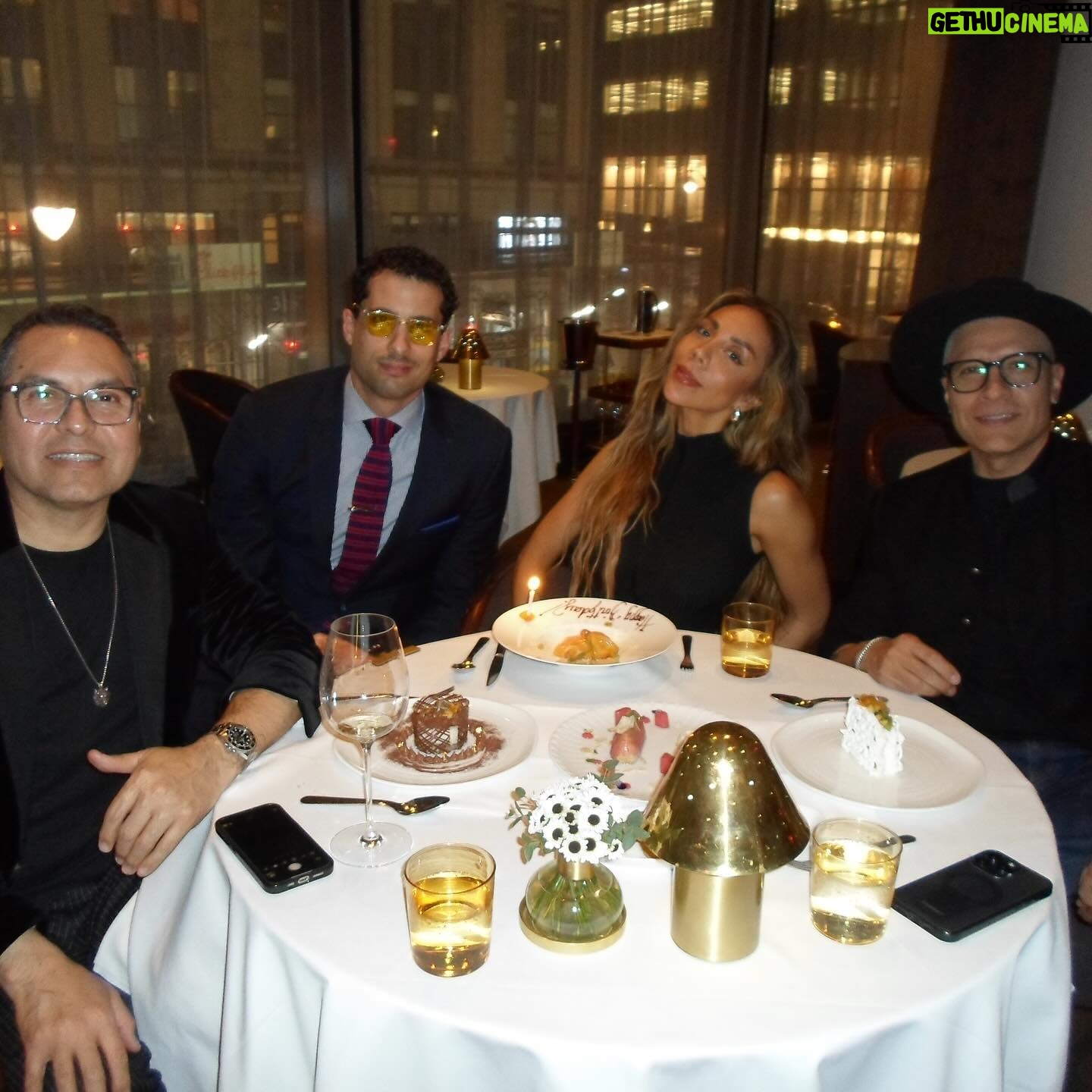 Michelle González Instagram - Hace 4 años hice una peli sobre la historia de amor, sueños e inmigración de una pareja de mexicanos viviendo en NY “Te llevo conmigo” estrenó en Sundance (ganamos) y ahí conocí a los verdaderos Iván y Gerardo y la última vez que los vi fue hace 2 años en nuestra premier en NY at the Vessel. Gracias a ellos y su inspiradora historia viví de mis mejores experiencias en el cine y siempre tendré un cariño y admiración muy especial por ellos. Gracias x ser los mejores anfitriones 🫶🏽 @ivangarciachef @gerardozave 1. Le Pavillon dinner porque esta gata es cara y se sabe 2. Outfit check. She’s a 10 3. Agradecida. Bendecida. Con toda la energía del eclipse. Hecho está! 4. No se como nuestro server termino en mi foto oficial de cumpleaños pero ajá 5. Candids 6. Vi Tío Vanya con Steve Carell y lo tenía así de cerquita… que pedazo de actor, de actores. Ah y además un cast diverso! No por ser chejov y “Rusia” les impidió tener 2 protagonistas afroamericanos, una asiática y un latino! A MA MOS. 7. Brunch con mi real! ILY @amemedj 8. Wey está ciudad me hypea demasiado. Que delicia viajar sola, caminar tanto, perderme en mis pensamientos, sentirme inspirada, comer tan rico y todo a mi ritmo. Antes viajaba mucho sola y luego.. solo quería viajar con amigas. Estoy regresando a mi era independiente y solitaria y estoy amando pasar tiempo de calidad conmigo 9. Bruh .., I’m so fucking cute n hot no importa lo que nadie piense 10. 2024 ENERGY! ✨🐈⬛💯✍🏽 PS. Si quieren ver @icywmfilm está disponible en Amazon y en Netflix Europa bebés