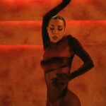 Michelle González Instagram - ARIES SZN 🐈‍⬛ Hace un año, volví a nacer. Mudé de piel. Me reinvente, y creé una versión de mi en mi mente que 1 año después se volvió realidad y está sucediendo. Te quiero compartir como lo hice. Hagamos un reto juntxs! Listx para reinventarte ? Primero, elige 1 meta a cumplir este mes . No es cantidad, es calidad. Elige algo realista y realmente comprométete contigo! Hay un eclipse SÚPER PODEROSO este 8 de abril y es un portal de un nuevo ciclo que durará 6 meses. Quien quieres ser en 6 meses, en donde quieres estar? Después, escribe todo aquello que quieres dejar ir que sabes que no te sirve ni ayuda a convertirte en esa versión que deseas ser. GUÍA ESPECIAL PARA TU YO DE ENSUEÑO ✍🏽✨ - Como se ve? Físicamente, como se viste, como camina, como habla. -Como es? Cuáles son sus cualidades, que le gusta y que no. -Como se comporta en situaciones de conflicto? -Como maneja los problemas que a ti más miedo te dan? -Como le gusta que otros le traten ? Que permite, que no? -Cuál es su rutina diaria? A qué hora se duerme, a qué hora se levanta, cuáles son sus hábitos que más admiras? -Cuáles son sus hobbies e intereses? -A que se dedica? Disfruta lo que hace? -Cuáles son sus metas a corto y largo plazo? -Como maneja el estrés, la presión y los retos? Cómo se comporta cuando algo “no sale como quería” -como es su alimentación? -Cuáles son sus amigxs? Como es su relación con ellxs? Están alineados con sus metas, valores? Puede ser autenticx-genuinx-real a su alrededor? Apoyan y aportan sus sueños? Tú sumas a los de ellxs? -Escucha a su instinto? Se es fiel? -Que hace en sus fines de semana? Dónde invierte su tiempo y energía y con quien? -Cuida de sus finanzas? Tiene responsabilidad financiera? Tiene un plan de ahorro? Respeta su dinero? En que y quienes lo gasta? LET’ GO BABY! Ya no hay tiempo que perder 🐈‍⬛ ***Si subes una foto utilizando mi audio de GEM te voy a repostear en mis historias! Mándame DM contándome tu meta y las más inspiradoras las voy a compartir en un post el 1 de mayo 🫶🏽
