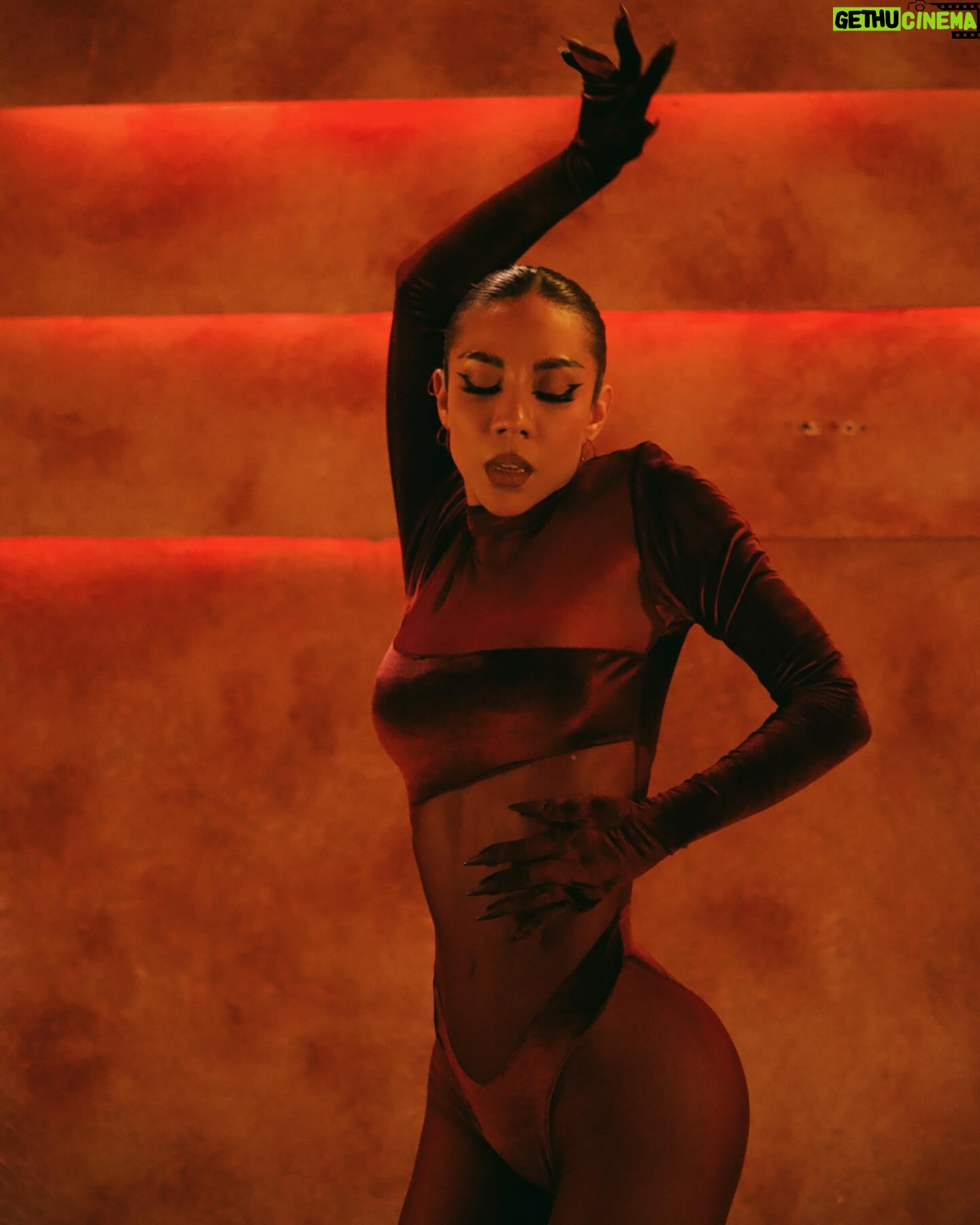 Michelle González Instagram - ARIES SZN 🐈⬛ Hace un año, volví a nacer. Mudé de piel. Me reinvente, y creé una versión de mi en mi mente que 1 año después se volvió realidad y está sucediendo. Te quiero compartir como lo hice. Hagamos un reto juntxs! Listx para reinventarte ? Primero, elige 1 meta a cumplir este mes . No es cantidad, es calidad. Elige algo realista y realmente comprométete contigo! Hay un eclipse SÚPER PODEROSO este 8 de abril y es un portal de un nuevo ciclo que durará 6 meses. Quien quieres ser en 6 meses, en donde quieres estar? Después, escribe todo aquello que quieres dejar ir que sabes que no te sirve ni ayuda a convertirte en esa versión que deseas ser. GUÍA ESPECIAL PARA TU YO DE ENSUEÑO ✍🏽✨ - Como se ve? Físicamente, como se viste, como camina, como habla. -Como es? Cuáles son sus cualidades, que le gusta y que no. -Como se comporta en situaciones de conflicto? -Como maneja los problemas que a ti más miedo te dan? -Como le gusta que otros le traten ? Que permite, que no? -Cuál es su rutina diaria? A qué hora se duerme, a qué hora se levanta, cuáles son sus hábitos que más admiras? -Cuáles son sus hobbies e intereses? -A que se dedica? Disfruta lo que hace? -Cuáles son sus metas a corto y largo plazo? -Como maneja el estrés, la presión y los retos? Cómo se comporta cuando algo “no sale como quería” -como es su alimentación? -Cuáles son sus amigxs? Como es su relación con ellxs? Están alineados con sus metas, valores? Puede ser autenticx-genuinx-real a su alrededor? Apoyan y aportan sus sueños? Tú sumas a los de ellxs? -Escucha a su instinto? Se es fiel? -Que hace en sus fines de semana? Dónde invierte su tiempo y energía y con quien? -Cuida de sus finanzas? Tiene responsabilidad financiera? Tiene un plan de ahorro? Respeta su dinero? En que y quienes lo gasta? LET’ GO BABY! Ya no hay tiempo que perder 🐈⬛ ***Si subes una foto utilizando mi audio de GEM te voy a repostear en mis historias! Mándame DM contándome tu meta y las más inspiradoras las voy a compartir en un post el 1 de mayo 🫶🏽