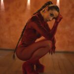 Michelle González Instagram - ARIES SZN 🐈‍⬛ Hace un año, volví a nacer. Mudé de piel. Me reinvente, y creé una versión de mi en mi mente que 1 año después se volvió realidad y está sucediendo. Te quiero compartir como lo hice. Hagamos un reto juntxs! Listx para reinventarte ? Primero, elige 1 meta a cumplir este mes . No es cantidad, es calidad. Elige algo realista y realmente comprométete contigo! Hay un eclipse SÚPER PODEROSO este 8 de abril y es un portal de un nuevo ciclo que durará 6 meses. Quien quieres ser en 6 meses, en donde quieres estar? Después, escribe todo aquello que quieres dejar ir que sabes que no te sirve ni ayuda a convertirte en esa versión que deseas ser. GUÍA ESPECIAL PARA TU YO DE ENSUEÑO ✍🏽✨ - Como se ve? Físicamente, como se viste, como camina, como habla. -Como es? Cuáles son sus cualidades, que le gusta y que no. -Como se comporta en situaciones de conflicto? -Como maneja los problemas que a ti más miedo te dan? -Como le gusta que otros le traten ? Que permite, que no? -Cuál es su rutina diaria? A qué hora se duerme, a qué hora se levanta, cuáles son sus hábitos que más admiras? -Cuáles son sus hobbies e intereses? -A que se dedica? Disfruta lo que hace? -Cuáles son sus metas a corto y largo plazo? -Como maneja el estrés, la presión y los retos? Cómo se comporta cuando algo “no sale como quería” -como es su alimentación? -Cuáles son sus amigxs? Como es su relación con ellxs? Están alineados con sus metas, valores? Puede ser autenticx-genuinx-real a su alrededor? Apoyan y aportan sus sueños? Tú sumas a los de ellxs? -Escucha a su instinto? Se es fiel? -Que hace en sus fines de semana? Dónde invierte su tiempo y energía y con quien? -Cuida de sus finanzas? Tiene responsabilidad financiera? Tiene un plan de ahorro? Respeta su dinero? En que y quienes lo gasta? LET’ GO BABY! Ya no hay tiempo que perder 🐈‍⬛ ***Si subes una foto utilizando mi audio de GEM te voy a repostear en mis historias! Mándame DM contándome tu meta y las más inspiradoras las voy a compartir en un post el 1 de mayo 🫶🏽