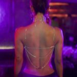 Michelle González Instagram - LA GATA, Durante toda mi vida he escuchado esta palabra acompañada de India/naca/prieta para referirse a mi de manera despectiva y como un insulto… Me siento demasiadooo orgullosa de mis raíces indígenas y aún más de mi color de piel, que para mí, es mi súper poder, así que JAMÁS podrán hacerme sentir mal por llamarme así. 👶🏽 Hablar y visibilizar temas como el racismo y la falta de representación en los medios de comunicación ha sido algo que he defendido por años, porque me apasiona, no solo de dientes pa’fuera. Creo que cualquier persona que tiene un micrófono enfrente debería darle el valor a ese privilegio y hacer cosas que aporten, usar tu voz y tu plataforma de una u otra forma. Esto es un full circle moment, el ver cómo todos estos años de lucha hoy se culminan en esta canción… Y es solo el inicio! Si, soy una GATA pero no tu gata, no ese concepto limitante que me ha puesto la sociedad. 🐈‍⬛ #Maabelle Les comparto esto que escribió @marce_lecuona y es perfecto para este post! “¿Insultamos a otras mujeres por envidia, complejo o porque se lo merecen? ¿Por qué decirle “gata” a alguien es tan despectivo? Yo les diré por qué. Esa tipa es una criada, no tiene talento, está toda operada, es falsa, es una gata”. ¿Qué creemos, que si insultamos a esa mujer, se convierte en esos adjetivos? La palabra gata viene del término criada, y esa palabra viene de la mujer que te ayuda en tu casa, la empleada doméstica. He visto mujeres de mucho dinero comportarse como unas “gatas”, cuando mi empleada doméstica es toda una reina. Nuestras definiciones están muy jodidas. ¿Qué es ser gata? ¿Ser pobre? Yo viajo en metrobus, en eco bici, camino, entonces supongo que soy gata. ¿Ser gata es ser naca? Pues de repente a mí se me sale el barrio, pues no solo digo nacadas, las pienso. ¿Ser gata es no tener educación? Pues a veces se me olvida ser amable, ser buen humano. Así que sí, creo que soy toda la definición de gata, ¿y quién no? A menos que seas Jesucristo, dudo que en tu vida no hayas hecho una gatada.“ 📸 @gibranortega