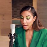 Michelle González Instagram - LA GATA, Durante toda mi vida he escuchado esta palabra acompañada de India/naca/prieta para referirse a mi de manera despectiva y como un insulto… Me siento demasiadooo orgullosa de mis raíces indígenas y aún más de mi color de piel, que para mí, es mi súper poder, así que JAMÁS podrán hacerme sentir mal por llamarme así. 👶🏽 Hablar y visibilizar temas como el racismo y la falta de representación en los medios de comunicación ha sido algo que he defendido por años, porque me apasiona, no solo de dientes pa’fuera. Creo que cualquier persona que tiene un micrófono enfrente debería darle el valor a ese privilegio y hacer cosas que aporten, usar tu voz y tu plataforma de una u otra forma. Esto es un full circle moment, el ver cómo todos estos años de lucha hoy se culminan en esta canción… Y es solo el inicio! Si, soy una GATA pero no tu gata, no ese concepto limitante que me ha puesto la sociedad. 🐈‍⬛ #Maabelle Les comparto esto que escribió @marce_lecuona y es perfecto para este post! “¿Insultamos a otras mujeres por envidia, complejo o porque se lo merecen? ¿Por qué decirle “gata” a alguien es tan despectivo? Yo les diré por qué. Esa tipa es una criada, no tiene talento, está toda operada, es falsa, es una gata”. ¿Qué creemos, que si insultamos a esa mujer, se convierte en esos adjetivos? La palabra gata viene del término criada, y esa palabra viene de la mujer que te ayuda en tu casa, la empleada doméstica. He visto mujeres de mucho dinero comportarse como unas “gatas”, cuando mi empleada doméstica es toda una reina. Nuestras definiciones están muy jodidas. ¿Qué es ser gata? ¿Ser pobre? Yo viajo en metrobus, en eco bici, camino, entonces supongo que soy gata. ¿Ser gata es ser naca? Pues de repente a mí se me sale el barrio, pues no solo digo nacadas, las pienso. ¿Ser gata es no tener educación? Pues a veces se me olvida ser amable, ser buen humano. Así que sí, creo que soy toda la definición de gata, ¿y quién no? A menos que seas Jesucristo, dudo que en tu vida no hayas hecho una gatada.“ 📸 @gibranortega