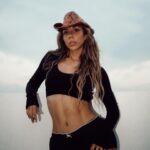 Michelle González Instagram - Yo no creo en el amor el año entero 🎧🪶<^•