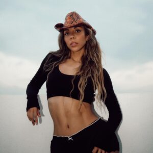 Michelle González Instagram - Yo no creo en el amor el año entero 🎧🪶<^•