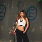 Michelle González Instagram - Diario de una artista emergente/independiente 101: Sabes? Hay días donde es abrumador ser tu manager, agente, dir. creativo, directxr, productor etc.. Estar al mando de cada área de tu proyecto, cada detalle y cada desicion, pero definitivamente no hay mejor feeling que ver plasmadas todas esas ideas que algún día tuviste en tu cabeza (y luego en un pizarron/vision board jeje) en realidad! Agrégale que llevo luchando varios días porque uno de mis reels se sube con audio desfasado. Quise enseñarles un video haciendo mi versión del #gatachallenge que anda transitando por otra red tt y lo tuve que bajar por que desfasado. Pero a mal tiempo buena cara. Regrese más fuerte y les termine sirviendo un mejor post. NADIE podrá con esta gata 🐈‍⬛ Se que cuando llegue el día de tener las posibilidades de delegar más cosas, podré ser más clara al comunicar lo que quiero porque sé que ya lo he hecho antes, con mis recursos. Encuentra un equipo que crea en tu proyecto y que esté dispuesto a crecer contigo! A veces pensamos que necesitamos a los más caros y los más conocidos y eso nos frena porque “hasta que no tengamos las posibilidades no podemos hacer las cosas” Haz lo que puedas con lo que tengas! Mientras tengas un concepto claro y tu visión bien aterrizada, puedes crear cosas chin go nas! Con gente chin go na! Les puedo decir que veo como gente que me sigue (y que no me sigue tmb) y tienen más números o posibilidades que yo, toman mi feed de Inspo y luego hacen cosas similares con más presupuesto. Esto me conflictuaba mucho antes, hoy me empodera mas saber que inspiro a otrxs con lo que hago y que nadie nunca será yo! He ahi la magia de la creatividad y hacerlo TUYO! Hay muchas cosas que no les he compartido sobre este viaje en la música y cumplir sueños pendientes… Todos los obstáculos que se han presentado y como he salido de esas situaciones y he aprendido. Todo lo difícil. El trabajo que lleva. Y es hora de enseñárselos! Sin pena, como siempre lo digo: con todo y miedo. PD. En una semana música nueva 🐈‍⬛🫶🏽 Adivinan de qué se trata la siguiente canción? #Maabelle 📹 @gibranortega