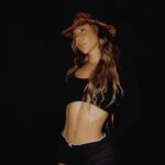 Michelle González Instagram - Yo no creo en el amor el año entero 🎧🪶<^•