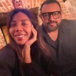 Michelle González Instagram – ‘Talent is the ability to let ideas manifest themselves through you’-

Ha pasado 1 año desde que nació GEM, desde que llegue a Miami a grabar mis 3 primeras canciones, con el corazon en la mano (y roto además) permitiéndome ser lo más vulnerable posible, y sin pena o miedo a hacer algo nuevo para mi. 

Desde que estaba en el estudio grabando la canción vi en mi mente el video, y empecé a hacer mi visualizer con referentes de fotos y otros videos como referencia. Me decían que dejara de fantasear, que primero la canción y luego todo lo demás, pero yo vi todo esto en mi mente desde que la canté por primera vez, lo sentí. Cuando venía en el avión de regreso a CDMX ya tenía el videoclip completo en iMovie. “Ride the wave as long as it can be ridden. If u are fortunate enough to experience the strike of inspiration, take full advantage of the access”. No dejes que nadie frene tu inspiración o te diga que vas muy rápido! 

La primer persona en quien pensé para hacer mi video fue @tonatiuhmartinez , no solo por la amistad que tenemos sino porque es un fuckin genio, un máster y uno de los tesoros más grandes de la industria del cine mexicano. Ganador de 2 Arieles y una carrera que se cuenta sola. Nunca olvidaré cuando le puse GEM, la primer versión que tenía, su reaccion, emoción y todas las cosas me dijo… que esas me las quedo yo… me hizo firmar una carta compromiso para nunca olvidarlo cuando me hiciera muy famosa jajaja 

Gracias Tona, por ser mi guía, mi mentor, ayudarme a plasmar todas mis ideas, emociones y esa parte de mi vida tan importante y dolorosa en algo tan bello como lo es el video de GEM. 
Gracias por creer en mi siempre y apoyarme en cada uno de mis sueños! Que gente como tú y de tu talla sean parte de Maabelle, es un guiño del universo haciéndome saber que estoy en el lugar correcto y haciéndolo increíble. 

Tu energía es tu amuleto, no existen las coincidencias, se llama sincronicidad. 
Cuando estás alineado, cumpliendo tu propósito, siéndote fiel y permitiendo que la vida pase a través de ti, esos mini milagritos, son una realidad siempre presentes.

Gracias a TODXS los que han sido parte de GEM! 
Esta sucediendo y es solo el inicio 🐈‍⬛✨