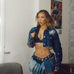 Michelle González Instagram - GATA EN MINIFALDA 🐈‍⬛ Dejamos lo mejor para el final y devoramos con este look que no dejo ni una migaja en el piso! Todo custom made by @tulioanguiano Amo crear contigo hermanito! Les estoy preparando un recap de Miami y mi presentación en #despiertaamerica para compartirles toda esta película que fue el tour de medios en Miami! It’s coming! Gracias por compartir el escenario conmigo @this_is_teresa @danavbonita