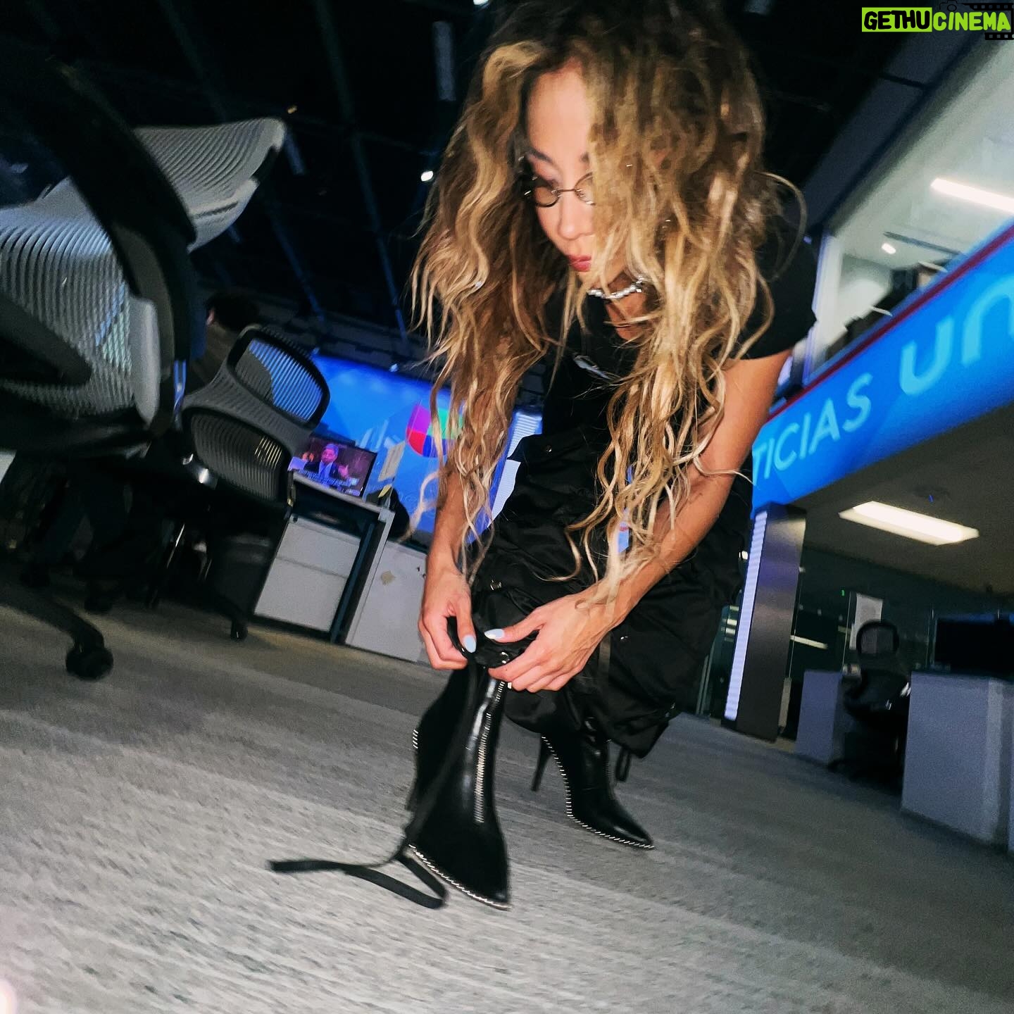 Michelle González Instagram - Sirviendo 👽 tras 👽 en Miami en el tour de medios de GEM Todo custom made bb Por mi ride or die @tulioanguiano 🔌 @illismedia @camionthecam @trinitymusic333 @symphoniclatino @symphonicdistro @richmedicci