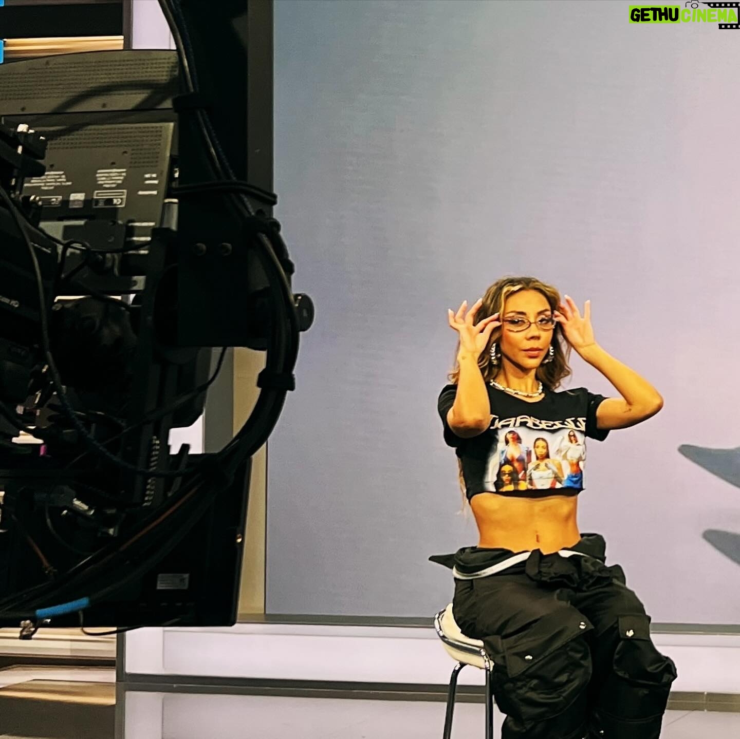 Michelle González Instagram - Sirviendo 👽 tras 👽 en Miami en el tour de medios de GEM Todo custom made bb Por mi ride or die @tulioanguiano 🔌 @illismedia @camionthecam @trinitymusic333 @symphoniclatino @symphonicdistro @richmedicci