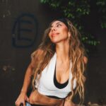 Michelle González Instagram - Diario de una artista emergente/independiente 101: Sabes? Hay días donde es abrumador ser tu manager, agente, dir. creativo, directxr, productor etc.. Estar al mando de cada área de tu proyecto, cada detalle y cada desicion, pero definitivamente no hay mejor feeling que ver plasmadas todas esas ideas que algún día tuviste en tu cabeza (y luego en un pizarron/vision board jeje) en realidad! Agrégale que llevo luchando varios días porque uno de mis reels se sube con audio desfasado. Quise enseñarles un video haciendo mi versión del #gatachallenge que anda transitando por otra red tt y lo tuve que bajar por que desfasado. Pero a mal tiempo buena cara. Regrese más fuerte y les termine sirviendo un mejor post. NADIE podrá con esta gata 🐈‍⬛ Se que cuando llegue el día de tener las posibilidades de delegar más cosas, podré ser más clara al comunicar lo que quiero porque sé que ya lo he hecho antes, con mis recursos. Encuentra un equipo que crea en tu proyecto y que esté dispuesto a crecer contigo! A veces pensamos que necesitamos a los más caros y los más conocidos y eso nos frena porque “hasta que no tengamos las posibilidades no podemos hacer las cosas” Haz lo que puedas con lo que tengas! Mientras tengas un concepto claro y tu visión bien aterrizada, puedes crear cosas chin go nas! Con gente chin go na! Les puedo decir que veo como gente que me sigue (y que no me sigue tmb) y tienen más números o posibilidades que yo, toman mi feed de Inspo y luego hacen cosas similares con más presupuesto. Esto me conflictuaba mucho antes, hoy me empodera mas saber que inspiro a otrxs con lo que hago y que nadie nunca será yo! He ahi la magia de la creatividad y hacerlo TUYO! Hay muchas cosas que no les he compartido sobre este viaje en la música y cumplir sueños pendientes… Todos los obstáculos que se han presentado y como he salido de esas situaciones y he aprendido. Todo lo difícil. El trabajo que lleva. Y es hora de enseñárselos! Sin pena, como siempre lo digo: con todo y miedo. PD. En una semana música nueva 🐈‍⬛🫶🏽 Adivinan de qué se trata la siguiente canción? #Maabelle 📹 @gibranortega
