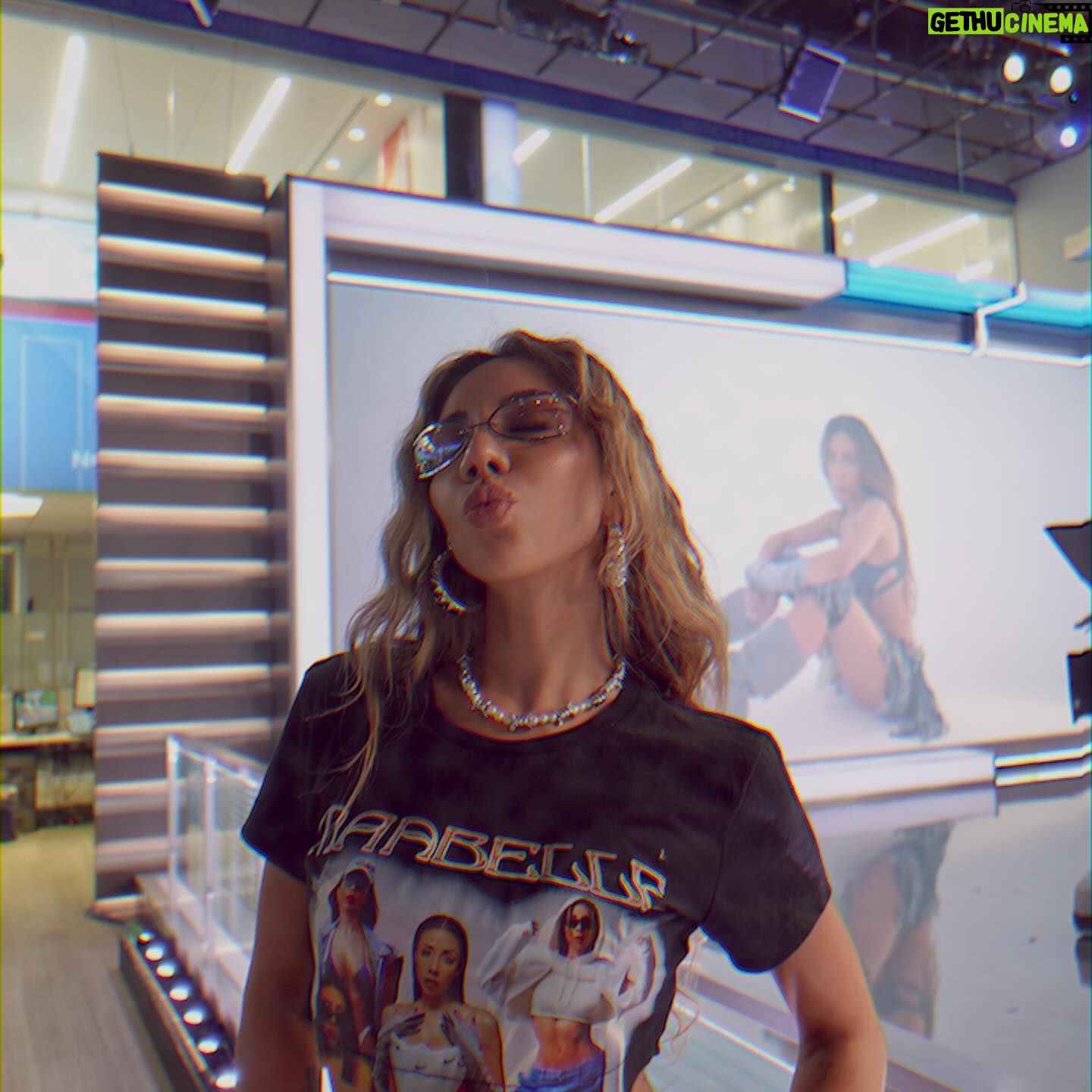 Michelle González Instagram - Sirviendo 👽 tras 👽 en Miami en el tour de medios de GEM Todo custom made bb Por mi ride or die @tulioanguiano 🔌 @illismedia @camionthecam @trinitymusic333 @symphoniclatino @symphonicdistro @richmedicci