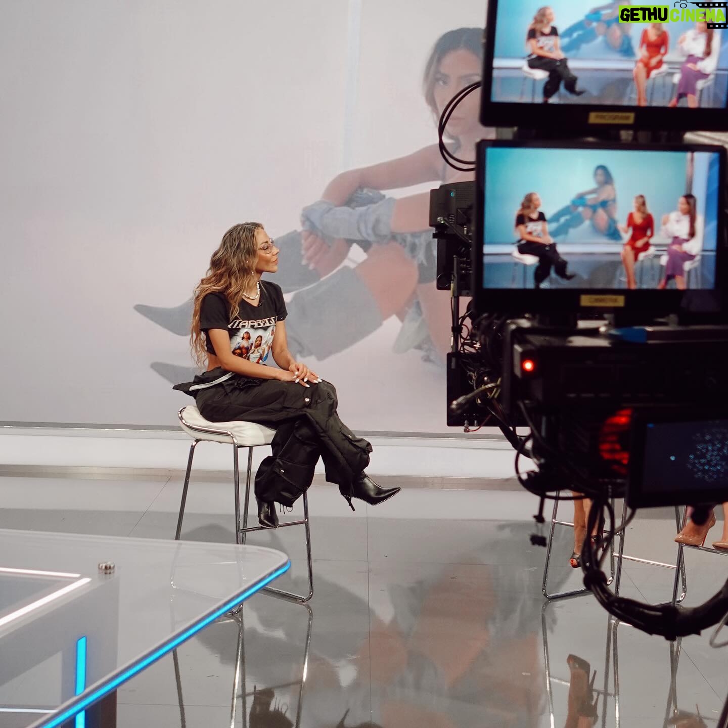 Michelle González Instagram - Sirviendo 👽 tras 👽 en Miami en el tour de medios de GEM Todo custom made bb Por mi ride or die @tulioanguiano 🔌 @illismedia @camionthecam @trinitymusic333 @symphoniclatino @symphonicdistro @richmedicci