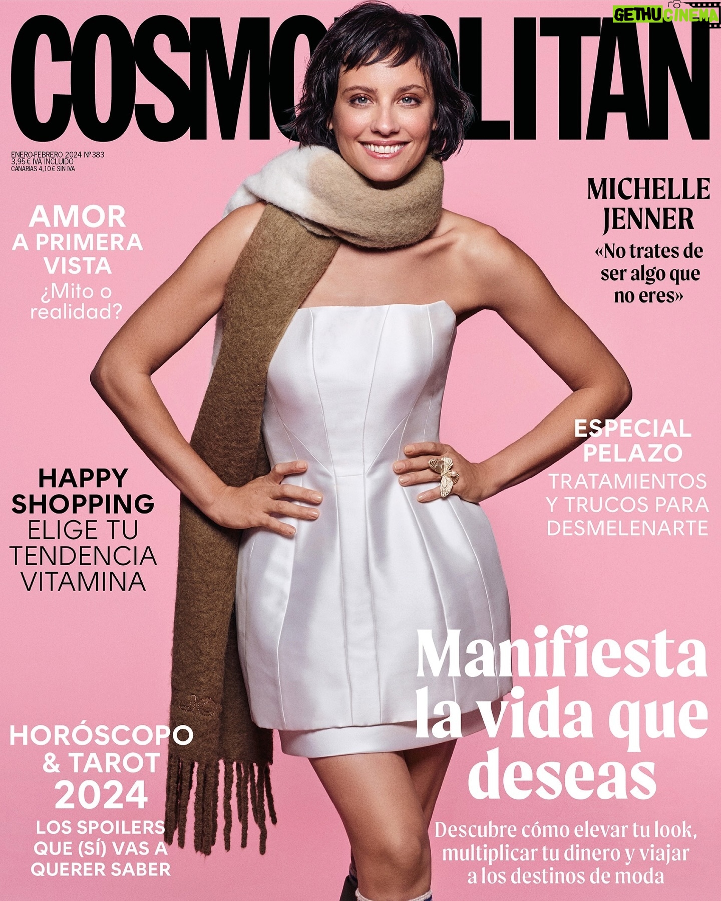 Michelle Jenner Instagram - Michelle Jenner se ha propuesto despedir el 2023 por todo lo alto: no sólo como una de las integrantes de la banda de ‘Berlín’, ¡también como una de las chicas de portada de #COSMOEneroFebrero! 🤩 La actriz, que dará vida a Keila en la precuela de ‘La casa de papel’, nos habla del que promete convertirse en el bombazo de la temporada (y muuuucho más). 😏🔥 🔗 No te pierdas en el link de la bio un adelanto de todo lo que te espera en las páginas del próximo número de COSMOPOLITAN (que llegará el 21 de diciembre a los quioscos). ✨Fotografía: @hervasarcher ✨Texto: @pachocastilla ✨Realización: @barbaragarralda y @sylviamontoliuelle ✨Maquillaje y peluquería: @pedrocedeno1 ✨Producción: Marta Sánchez ✨Vestido: @pronovias #MichelleJenner #chicaCOSMO