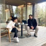 Michelle Jenner Instagram - Rodando en familia se rueda mejor 😊 No podemos tener más ganas de compartir con vosotros el increíble viaje que está siendo este rodaje de #tútambienloharías 🔥 Muchísimas gracias @ollerdelmas por acogernos como en casa durante estas semanas de rodaje.
