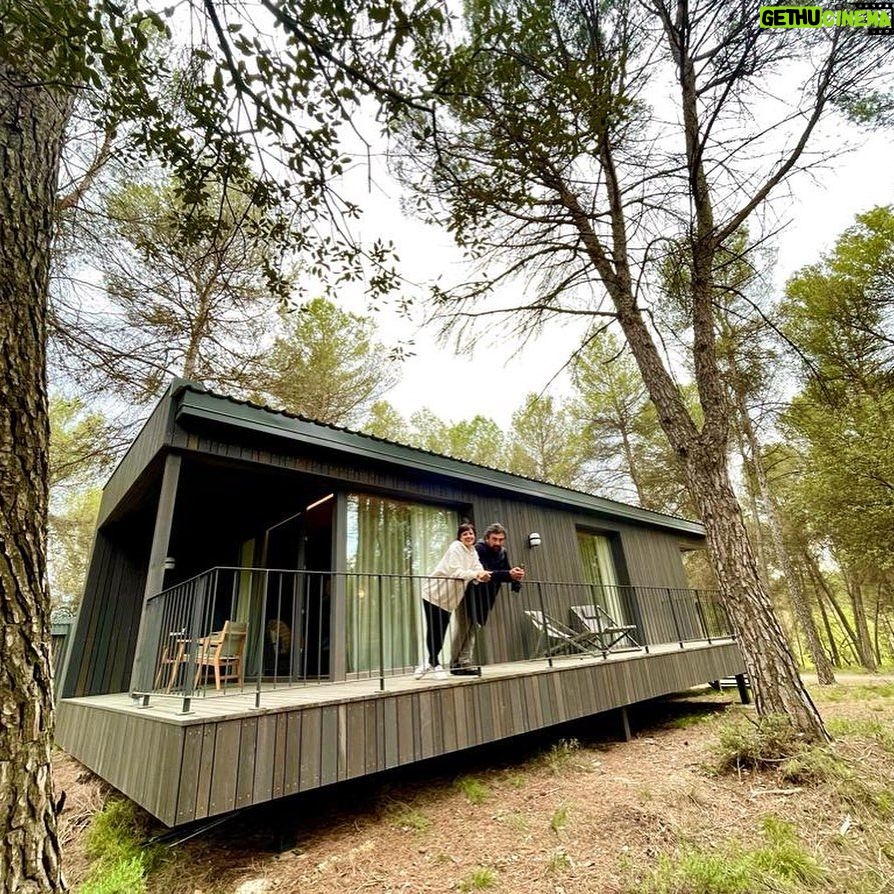 Michelle Jenner Instagram - Rodando en familia se rueda mejor 😊 No podemos tener más ganas de compartir con vosotros el increíble viaje que está siendo este rodaje de #tútambienloharías 🔥 Muchísimas gracias @ollerdelmas por acogernos como en casa durante estas semanas de rodaje.