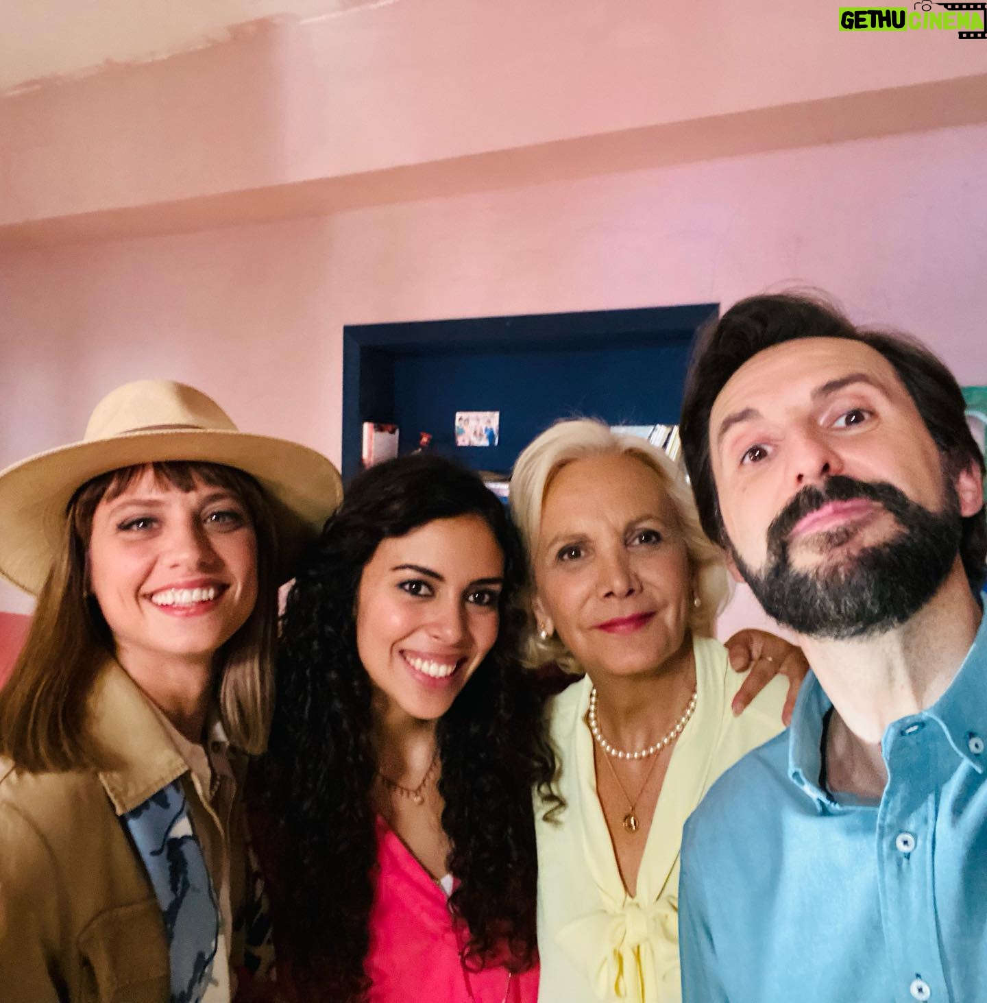 Michelle Jenner Instagram - It’s a wrap!! Una #CasiFamilia con la que he disfrutado muuuucho. Gracias, equipazo, por estas semanas 🥰🎬❤️