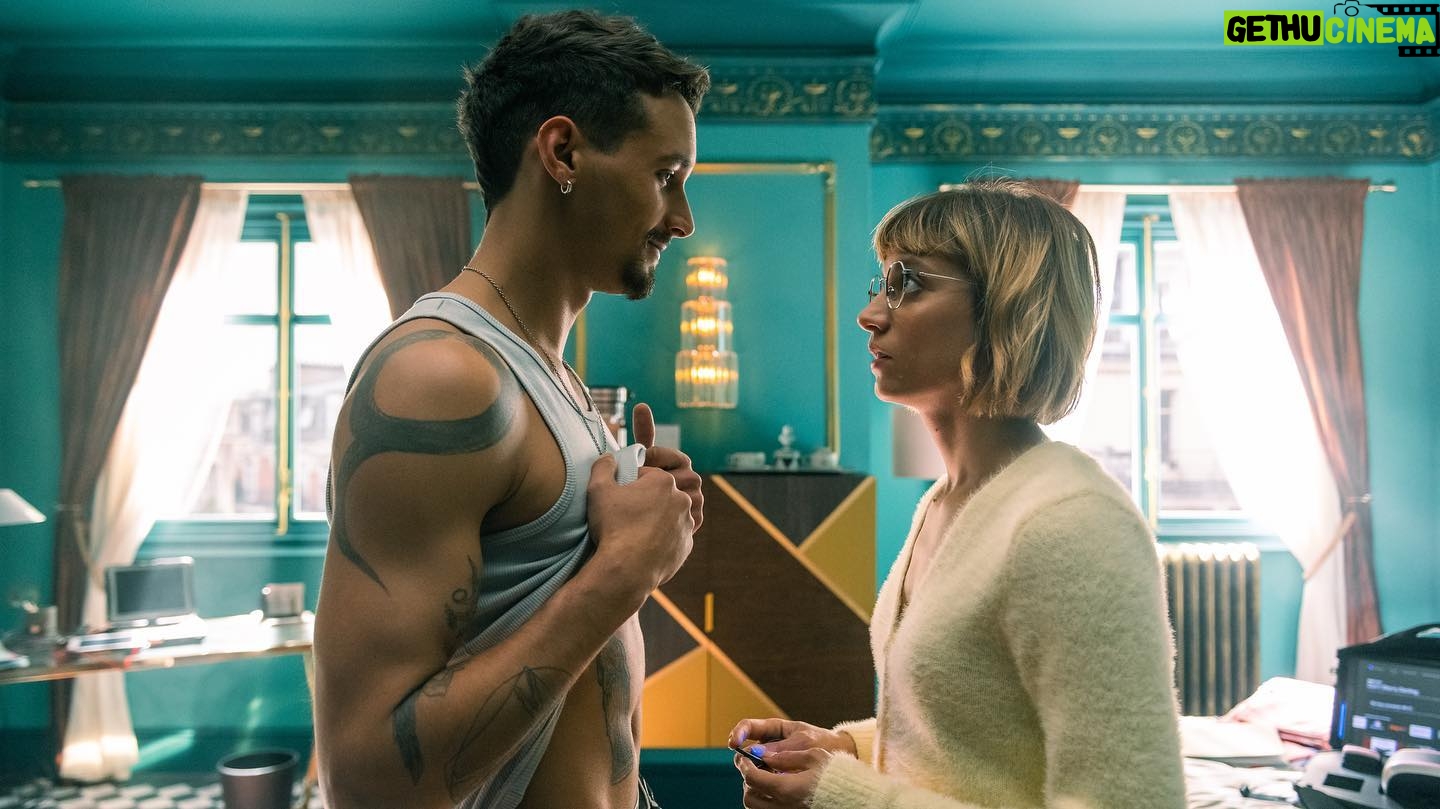 Michelle Jenner Instagram - Estoy deseando que conozcáis a Keila 🤓🫶🏼 ¡y a toda la banda! 29 de Diciembre llega #BerlínNetflix a @netflixes ❤️🔥