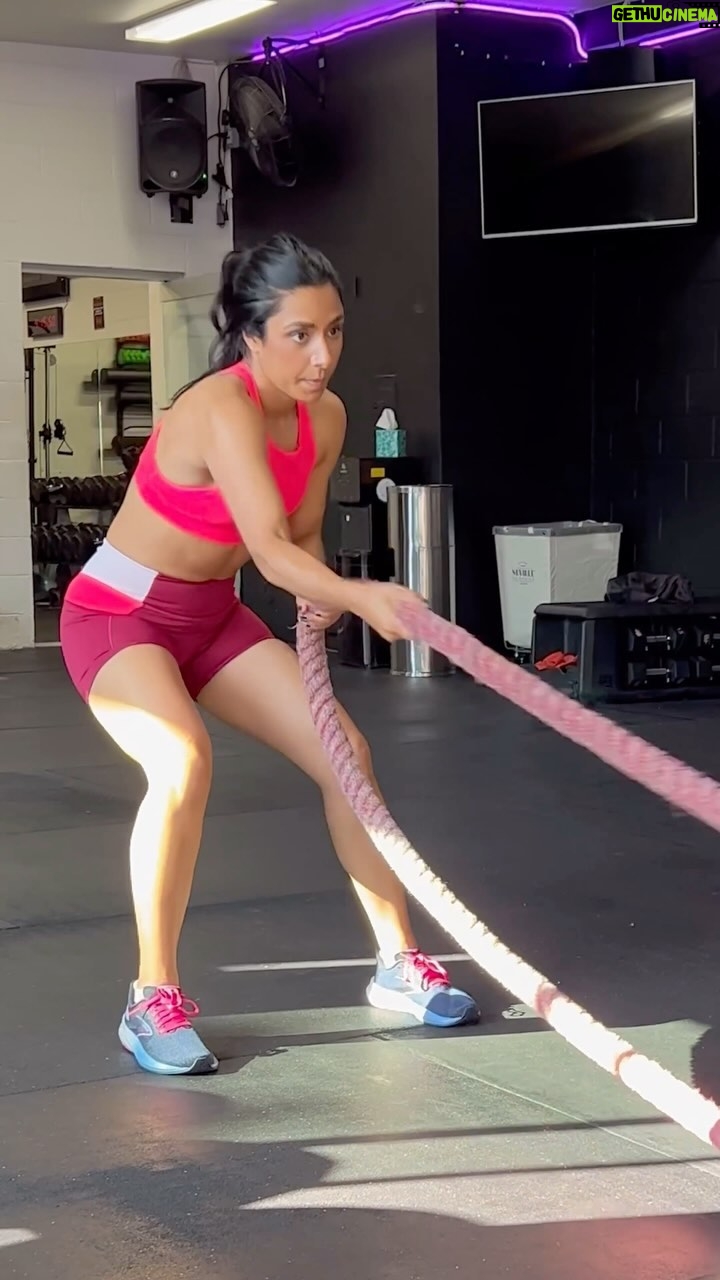 Michelle Khare Instagram - Taking y’all on a burner circuit with my trainer @kevan_watson !! All my workouts and guides are on my app which is getting a total makeover tomorrow 👀 stay tuned… @challengefitness