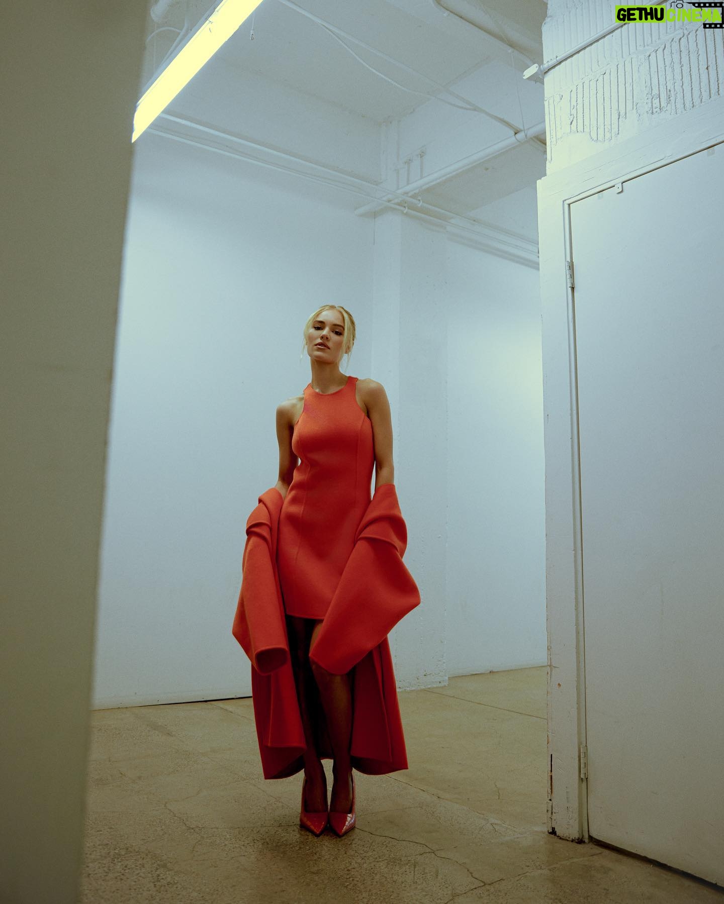 Michelle Randolph Instagram - for @schonmagazine 🪐 photography. @emilynnrose
cinematography. @johnny2y4m
fashion. @fevmo
hair. @__oskie__
make up. @jentioseco retouch. @russeldennis.postproduction
studio. @ivystudiosla
interview. @tessaportraits