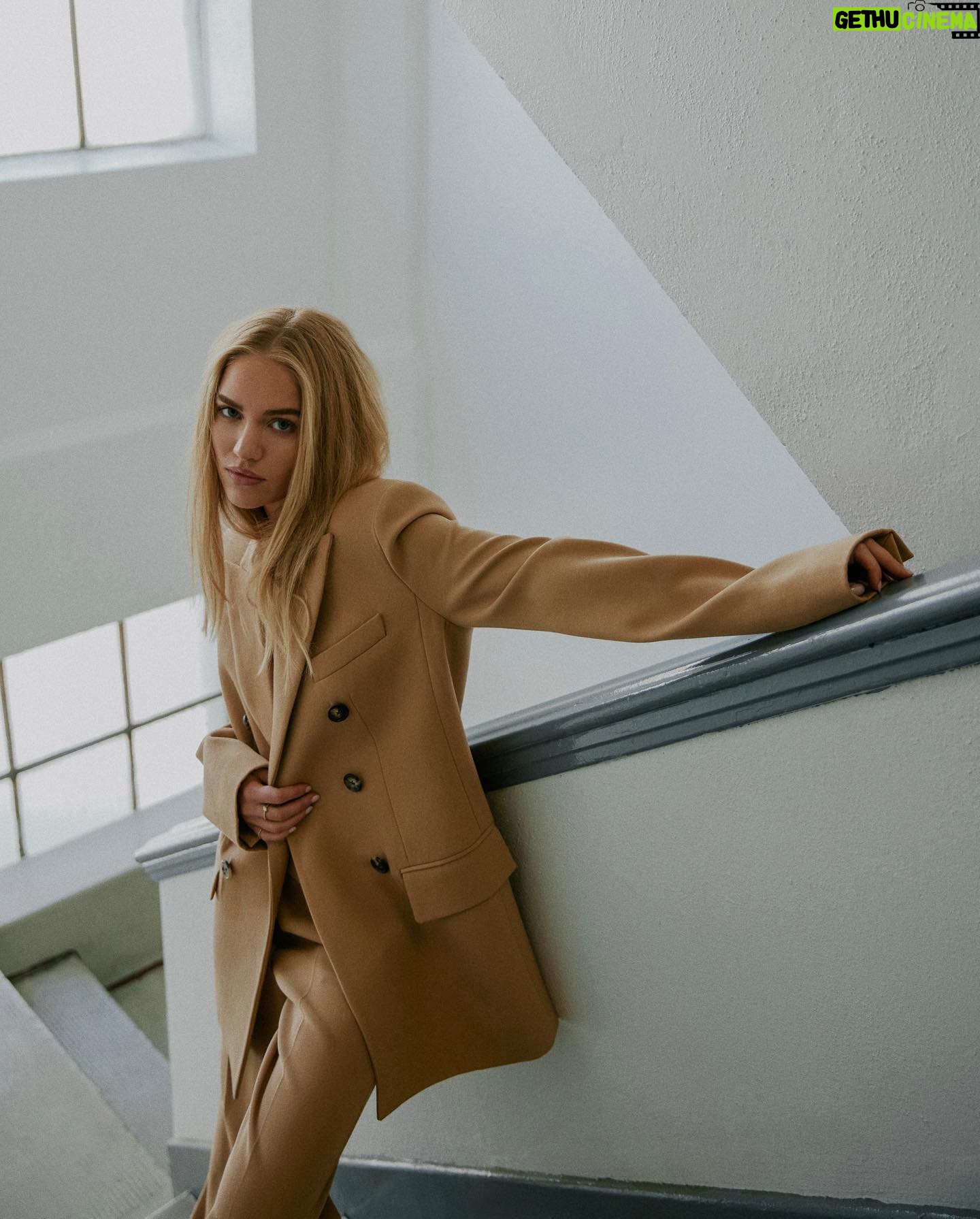Michelle Randolph Instagram - for @schonmagazine 🪐 photography. @emilynnrose
cinematography. @johnny2y4m
fashion. @fevmo
hair. @__oskie__
make up. @jentioseco retouch. @russeldennis.postproduction
studio. @ivystudiosla
interview. @tessaportraits
