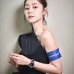 Michelle Wai Instagram - 好開心出席Ulysse Nardin雅典錶香港區唯一專門店，位於尖沙咀圓方的新店開幕。 新店裝修簡約中又帶當代美學風。我手上帶上Diver Starry Night潛水系列星夜腕錶，錶盤由兩層分別採用珍珠母貝和藍色砂金石製成的圓盤交疊而成。錶圈精心鑲嵌上40顆鑽石，而錶盤上都嵌了11顆鑽石時標，完美詮釋絢爛的銀河星光。另外再配搭藍色橡膠錶帶，岩哂鐘意低調奢華風嘅朋友。平日行簡單休閒又襯到，出席party宴會亦都適合。錶盤上6點鐘位仲置設日期顯示窗同可以防水300米，功能性強非常實用。 @UlysseNardinOfficial @orientalwatchcompany @elementshk #UlysseNardin #WeAreTheFreakNation #LadyDiver #orientalwatchcompany #東方表行 #owctakeyourtime