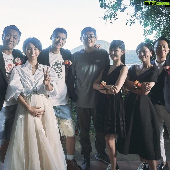 Michelle Wai - 6.9K Likes - 入行15年乍長還短
但我很早就認清楚
當演員是我的夢想
而參與角逐金像獎
是每個演員的夢想
真的沒想到這一刻來臨時
會是如此百感交集
記得昨日公佈提名名單
知道能夠跟奶奶金姐姐一起入圍
情緒一下子由驚喜到激動
太多片段浮現腦海
太多感受湧上心頭
頃刻未能反應過來
整整一天都有種在做夢的感覺
首先衷心感謝所有
因為喜歡《#不日成婚2》
而投票給我的業界評審
很榮幸可以得到這個鼓勵🙏🏻
也恭喜所有入圍者
再次感謝陳茂賢導演的信任
給我機會演繹他筆下的曾可怡
非常感謝他的帶領
讓我兩次走進曾可怡的世界
領略她盛載的勇氣和睿智
感謝我們歡樂又齊心的劇組
還有宣傳發行團隊
和栽培我多年的公司與同事們
沒了他們任何一個
這部電影不會順利接觸到觀眾
讓大家看見我
感謝每一位入場看過《#不日成婚》系列的觀眾
多得你們的喜愛和支持
我們才會有續集
才會有這個夢幻旅程🥹
這是我人生第一個金像獎提名
除了不停的感謝
我會更用心 做自己並做好自己
報答一直在路上幫助我、支持我的各位
努力的去配得上這份幸運🫶🏻