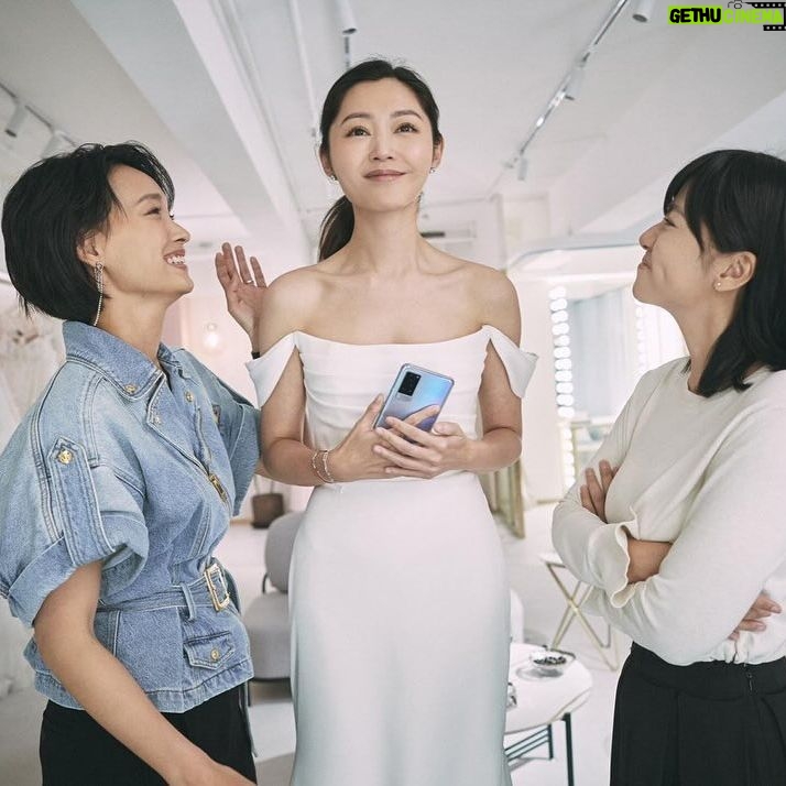 Michelle Wai - 6.9K Likes - 入行15年乍長還短
但我很早就認清楚
當演員是我的夢想
而參與角逐金像獎
是每個演員的夢想
真的沒想到這一刻來臨時
會是如此百感交集
記得昨日公佈提名名單
知道能夠跟奶奶金姐姐一起入圍
情緒一下子由驚喜到激動
太多片段浮現腦海
太多感受湧上心頭
頃刻未能反應過來
整整一天都有種在做夢的感覺
首先衷心感謝所有
因為喜歡《#不日成婚2》
而投票給我的業界評審
很榮幸可以得到這個鼓勵🙏🏻
也恭喜所有入圍者
再次感謝陳茂賢導演的信任
給我機會演繹他筆下的曾可怡
非常感謝他的帶領
讓我兩次走進曾可怡的世界
領略她盛載的勇氣和睿智
感謝我們歡樂又齊心的劇組
還有宣傳發行團隊
和栽培我多年的公司與同事們
沒了他們任何一個
這部電影不會順利接觸到觀眾
讓大家看見我
感謝每一位入場看過《#不日成婚》系列的觀眾
多得你們的喜愛和支持
我們才會有續集
才會有這個夢幻旅程🥹
這是我人生第一個金像獎提名
除了不停的感謝
我會更用心 做自己並做好自己
報答一直在路上幫助我、支持我的各位
努力的去配得上這份幸運🫶🏻
