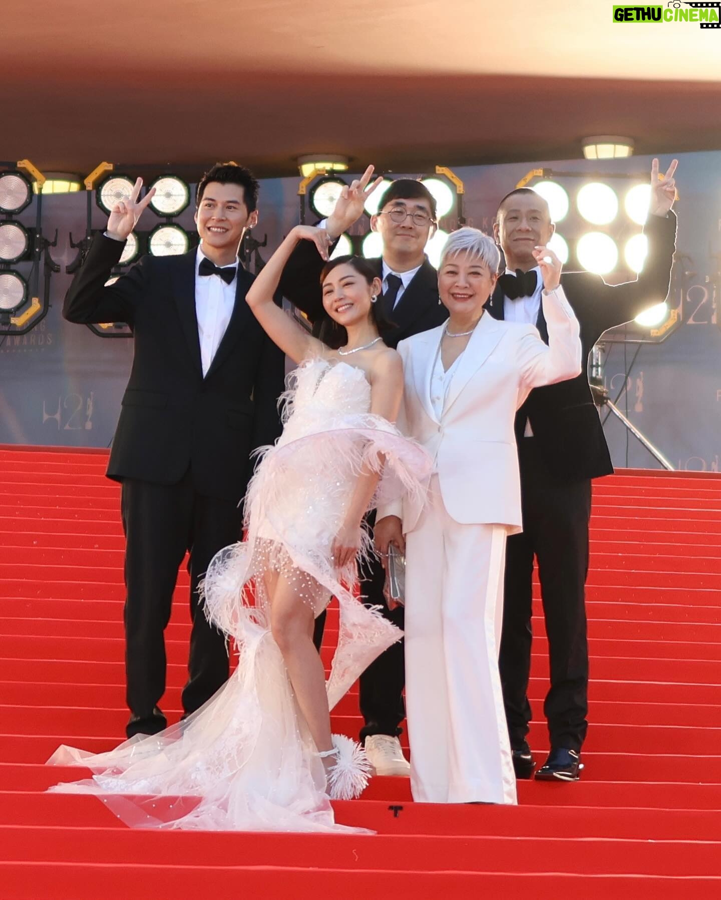 Michelle Wai - 9.9K Likes - 好珍惜可以見到咁多愛電影嘅業界人士聚首一齊嘅一夜,好榮幸可以置身其中參加到金像獎,再次恭喜所有得獎者!👏🏻👏🏻👏🏻
#附上紅地氈的美照😝
#第42屆香港電影金像獎
#金像獎
#不日成婚2
Gown: @homologofficial
Shoes: @louboutinworld
Jewelry: @emperorjewellery #英皇珠寶
Styling: @rules.Co @kwongbobo
Hair: @singsing113
Makeup: @make_up_by_mw @guerlain
Camera: @canonhongkong
Photo: @stefani_shum