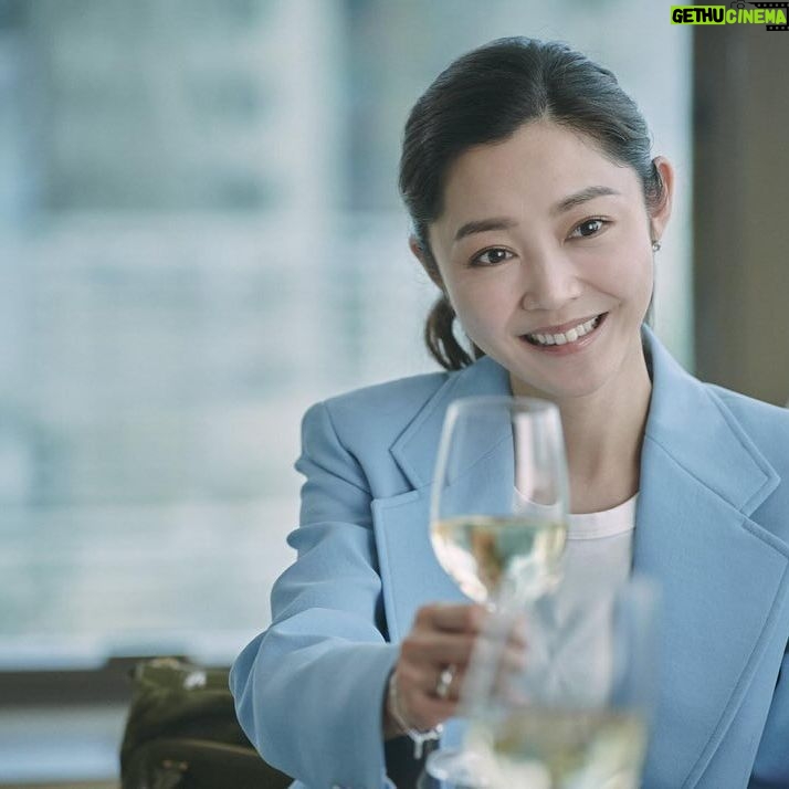 Michelle Wai - 6.9K Likes - 入行15年乍長還短
但我很早就認清楚
當演員是我的夢想
而參與角逐金像獎
是每個演員的夢想
真的沒想到這一刻來臨時
會是如此百感交集
記得昨日公佈提名名單
知道能夠跟奶奶金姐姐一起入圍
情緒一下子由驚喜到激動
太多片段浮現腦海
太多感受湧上心頭
頃刻未能反應過來
整整一天都有種在做夢的感覺
首先衷心感謝所有
因為喜歡《#不日成婚2》
而投票給我的業界評審
很榮幸可以得到這個鼓勵🙏🏻
也恭喜所有入圍者
再次感謝陳茂賢導演的信任
給我機會演繹他筆下的曾可怡
非常感謝他的帶領
讓我兩次走進曾可怡的世界
領略她盛載的勇氣和睿智
感謝我們歡樂又齊心的劇組
還有宣傳發行團隊
和栽培我多年的公司與同事們
沒了他們任何一個
這部電影不會順利接觸到觀眾
讓大家看見我
感謝每一位入場看過《#不日成婚》系列的觀眾
多得你們的喜愛和支持
我們才會有續集
才會有這個夢幻旅程🥹
這是我人生第一個金像獎提名
除了不停的感謝
我會更用心 做自己並做好自己
報答一直在路上幫助我、支持我的各位
努力的去配得上這份幸運🫶🏻