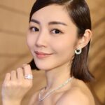 Michelle Wai Instagram - 好珍惜可以見到咁多愛電影嘅業界人士聚首一齊嘅一夜，好榮幸可以置身其中參加到金像獎，再次恭喜所有得獎者！👏🏻👏🏻👏🏻 #附上紅地氈的美照😝 #第42屆香港電影金像獎 #金像獎 #不日成婚2 Gown: @homologofficial Shoes: @louboutinworld Jewelry: @emperorjewellery #英皇珠寶 Styling: @rules.Co @kwongbobo Hair: @singsing113 Makeup: @make_up_by_mw @guerlain Camera: @canonhongkong Photo: @stefani_shum