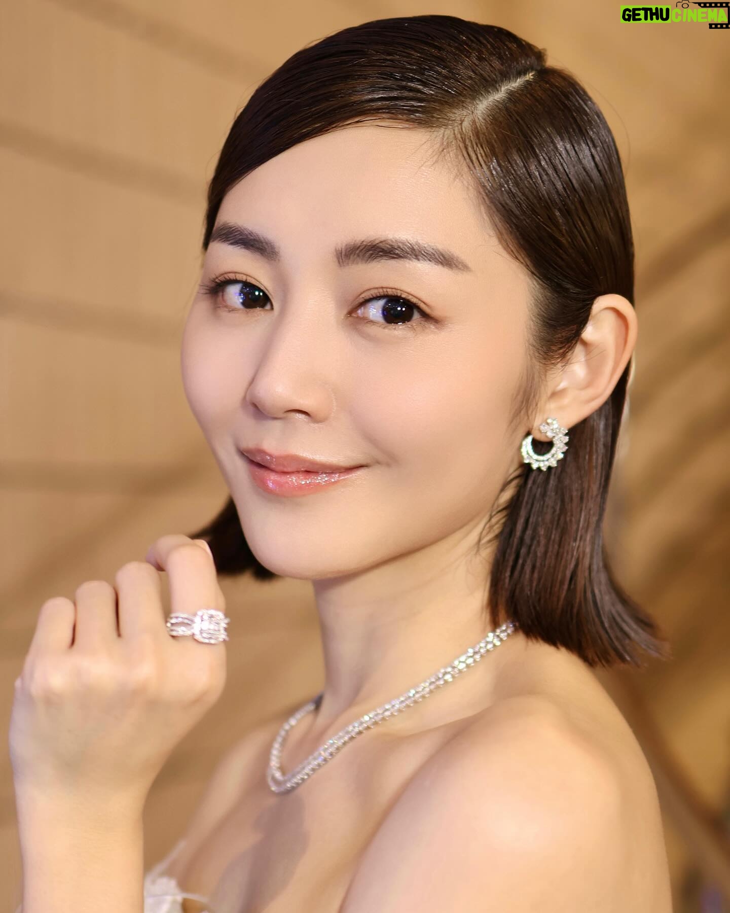 Michelle Wai - 9.9K Likes - 好珍惜可以見到咁多愛電影嘅業界人士聚首一齊嘅一夜,好榮幸可以置身其中參加到金像獎,再次恭喜所有得獎者!👏🏻👏🏻👏🏻
#附上紅地氈的美照😝
#第42屆香港電影金像獎
#金像獎
#不日成婚2
Gown: @homologofficial
Shoes: @louboutinworld
Jewelry: @emperorjewellery #英皇珠寶
Styling: @rules.Co @kwongbobo
Hair: @singsing113
Makeup: @make_up_by_mw @guerlain
Camera: @canonhongkong
Photo: @stefani_shum