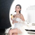 Michelle Wai Instagram - 由知道入圍到今日可以以最佳女主角候選人身份參加香港電影金像獎，每一分每一秒我都十分感恩和珍惜。演員路上遇到不同的人，都令我一點點地成長，造就今天自信閃耀的我❤️ 特別感謝 @Guerlain 今日幫我打扮得美美的，話你知 Guerlain 是皇室御用品牌，優雅高貴，好適合今日的頒獎禮。今日的妝容我選用了經典的#Meteorites 波波粉跟#AbeilleRoyale 殿級蜂皇雙效煥亮修護精華打靚肌膚個底，所以點化都咁靚🥰。15 年來的夢想時刻，今日我用最好的自己迎接了最珍貴的時刻。感謝沿途支持我的所有夥伴😘。 #Guerlain #Guerlainhk #GuerlainMakeup #GuerlainSkincare