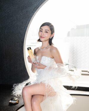 Michelle Wai Instagram - 由知道入圍到今日可以以最佳女主角候選人身份參加香港電影金像獎，每一分每一秒我都十分感恩和珍惜。演員路上遇到不同的人，都令我一點點地成長，造就今天自信閃耀的我❤️

特別感謝 @Guerlain 今日幫我打扮得美美的，話你知 Guerlain 是皇室御用品牌，優雅高貴，好適合今日的頒獎禮。今日的妝容我選用了經典的#Meteorites 波波粉跟#AbeilleRoyale 殿級蜂皇雙效煥亮修護精華打靚肌膚個底，所以點化都咁靚🥰。15 年來的夢想時刻，今日我用最好的自己迎接了最珍貴的時刻。感謝沿途支持我的所有夥伴😘。

#Guerlain #Guerlainhk #GuerlainMakeup #GuerlainSkincare