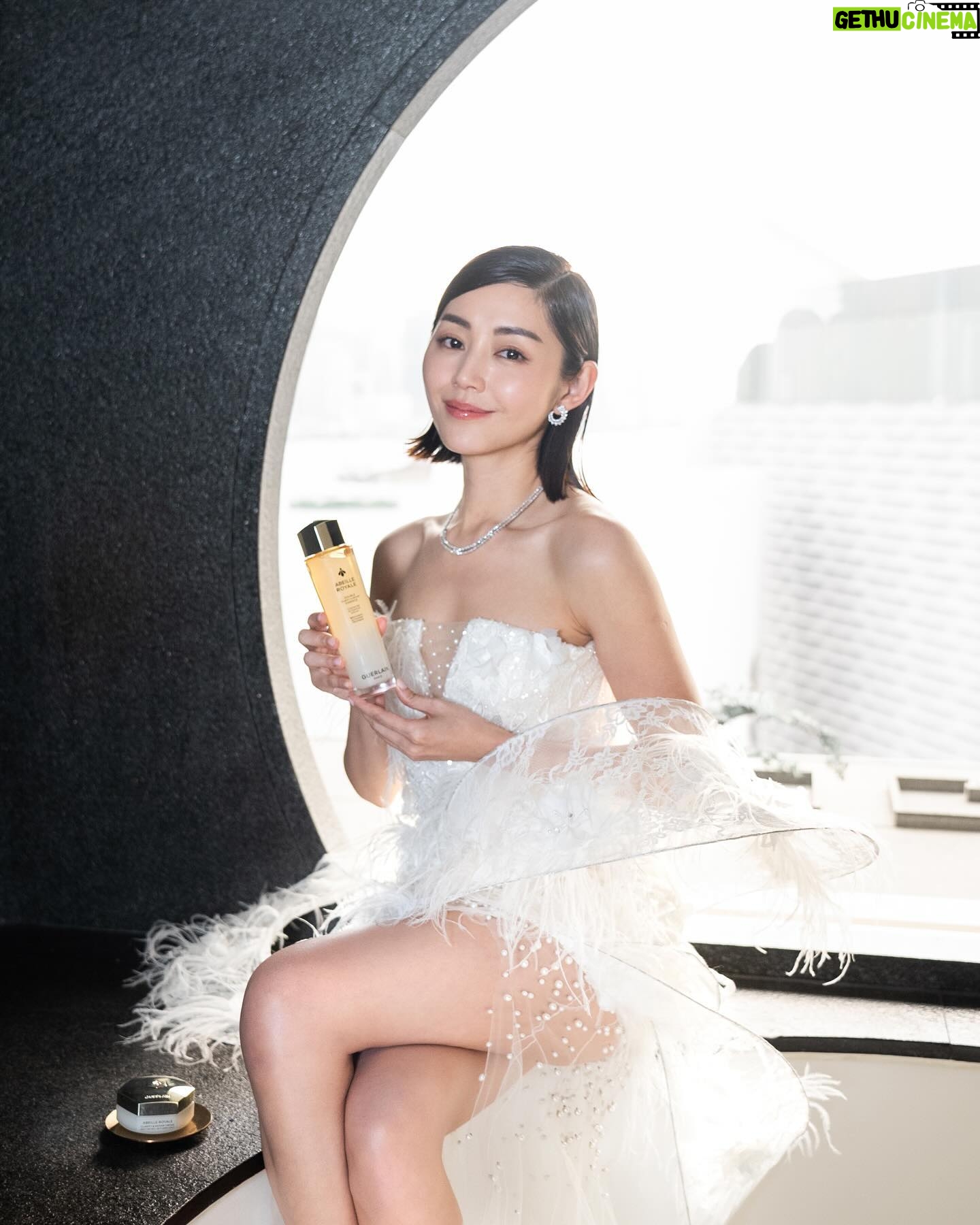Michelle Wai - 6.6K Likes - 由知道入圍到今日可以以最佳女主角候選人身份參加香港電影金像獎,每一分每一秒我都十分感恩和珍惜。演員路上遇到不同的人,都令我一點點地成長,造就今天自信閃耀的我❤️
特別感謝 @Guerlain 今日幫我打扮得美美的,話你知 Guerlain 是皇室御用品牌,優雅高貴,好適合今日的頒獎禮。今日的妝容我選用了經典的#Meteorites 波波粉跟#AbeilleRoyale 殿級蜂皇雙效煥亮修護精華打靚肌膚個底,所以點化都咁靚🥰。15 年來的夢想時刻,今日我用最好的自己迎接了最珍貴的時刻。感謝沿途支持我的所有夥伴😘。
#Guerlain #Guerlainhk #GuerlainMakeup #GuerlainSkincare