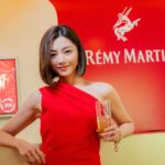 Michelle Wai Instagram - 今次有機會乘坐Rémy Martin人頭馬慶祝300周年「邑想列車」。 除咗品嚐佳釀外，仲挑選咗品牌300周年新春限量版送俾親朋好友做禮物，正所謂「人頭馬一開，好事自然來」啊🤩👍🏻 最鍾意美酒佳餚嘅我，今次真係可以盡飽口福同眼福啦🥰 @RemyMartin #RemyMartin #elementshk