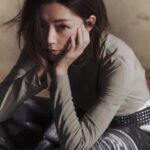 Michelle Wai Instagram - 感謝 明報周刊深入的訪問❤️🙇🏻‍♀️ @entertainment.mpw Text @timlaukalun Photographer @makyau2 Styling @katytsa Hair @wiltam_hair Makeup @make_up_by_mw Wardrobe @toryburch @shiatzychen @anteprimaofficial