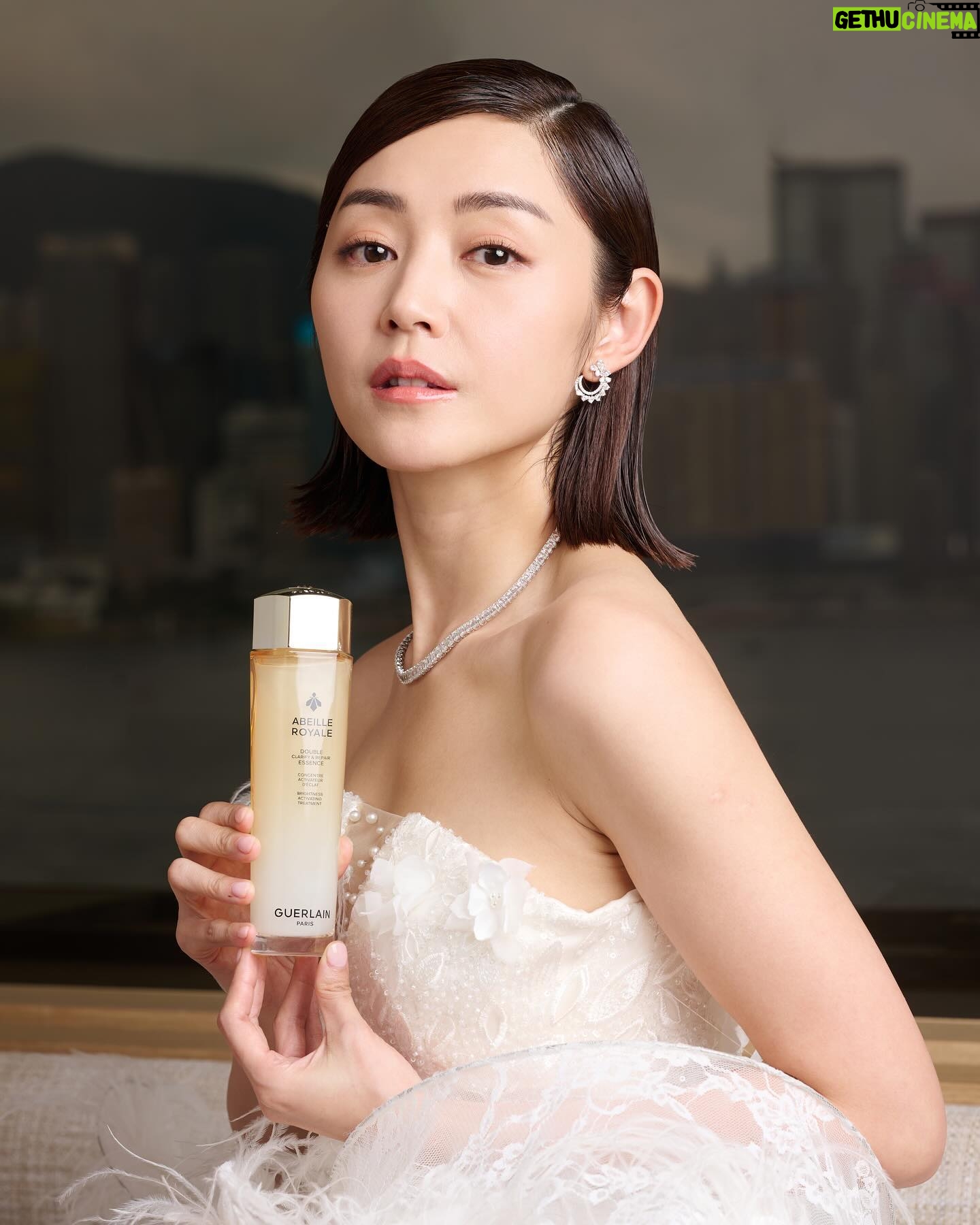 Michelle Wai - 6.6K Likes - 由知道入圍到今日可以以最佳女主角候選人身份參加香港電影金像獎,每一分每一秒我都十分感恩和珍惜。演員路上遇到不同的人,都令我一點點地成長,造就今天自信閃耀的我❤️
特別感謝 @Guerlain 今日幫我打扮得美美的,話你知 Guerlain 是皇室御用品牌,優雅高貴,好適合今日的頒獎禮。今日的妝容我選用了經典的#Meteorites 波波粉跟#AbeilleRoyale 殿級蜂皇雙效煥亮修護精華打靚肌膚個底,所以點化都咁靚🥰。15 年來的夢想時刻,今日我用最好的自己迎接了最珍貴的時刻。感謝沿途支持我的所有夥伴😘。
#Guerlain #Guerlainhk #GuerlainMakeup #GuerlainSkincare