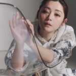 Michelle Wai Instagram - 感謝 明報周刊深入的訪問❤️🙇🏻‍♀️ @entertainment.mpw Text @timlaukalun Photographer @makyau2 Styling @katytsa Hair @wiltam_hair Makeup @make_up_by_mw Wardrobe @toryburch @shiatzychen @anteprimaofficial