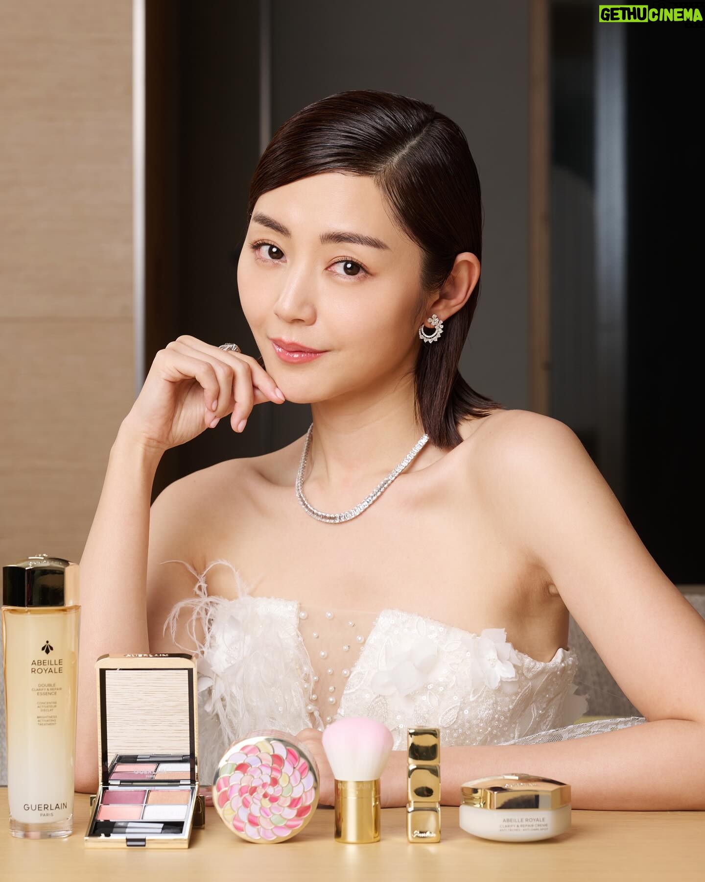 Michelle Wai - 6.6K Likes - 由知道入圍到今日可以以最佳女主角候選人身份參加香港電影金像獎,每一分每一秒我都十分感恩和珍惜。演員路上遇到不同的人,都令我一點點地成長,造就今天自信閃耀的我❤️
特別感謝 @Guerlain 今日幫我打扮得美美的,話你知 Guerlain 是皇室御用品牌,優雅高貴,好適合今日的頒獎禮。今日的妝容我選用了經典的#Meteorites 波波粉跟#AbeilleRoyale 殿級蜂皇雙效煥亮修護精華打靚肌膚個底,所以點化都咁靚🥰。15 年來的夢想時刻,今日我用最好的自己迎接了最珍貴的時刻。感謝沿途支持我的所有夥伴😘。
#Guerlain #Guerlainhk #GuerlainMakeup #GuerlainSkincare