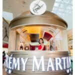Michelle Wai Instagram - 今次有機會乘坐Rémy Martin人頭馬慶祝300周年「邑想列車」。 除咗品嚐佳釀外，仲挑選咗品牌300周年新春限量版送俾親朋好友做禮物，正所謂「人頭馬一開，好事自然來」啊🤩👍🏻 最鍾意美酒佳餚嘅我，今次真係可以盡飽口福同眼福啦🥰 @RemyMartin #RemyMartin #elementshk