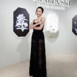 Michelle Wai Instagram – 好榮幸獲邀出席Swarovski Created DiamondS發佈會🥰。一直知道Swarovski係歐洲歷史最悠久的品牌之一，今次參觀完加深咗我對佢地既認識，令曾經修讀專業鑽石鑑定證書嘅我亦了解到培育鑽石與開採鑽石相比係一樣咁高質，而且性價比更高。 

去到佢地位於K11 MUSEA的POP UP，了解到Swarovski已經有129年的璀璨傳承，有創新技術及精湛工藝去處理培育鑽石，致力打造「適合所有人的鑽石」。而且培育鑽石與開採鑽石喺化學、物理以及光學屬性方面都100%相同。而Swarovski Galaxy & Eternity 系列的培育鑽石都有IGI權威認證👍🏻。

Swarovski Created Diamonds “Galaxy” 系列，每件作品都經過精心設計，選擇又多樣化，非常適合多場合佩戴。大家鍾意我依家戴住嘅”Galaxy” ✨💎系列嗎?

@Swarovski
#Swarvoski
#SwarovskiCreatedDiamonds
#SwarovskiGalaxy