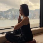 Michelle Wai Instagram - See you😎 #第42屆香港電影金像獎 #香港電影金像獎 #金像獎 #不日成婚2 @guerlain @emperorjewellery @emperorwatchjewelleryofficial @ghdhairhk @hongkongregent