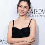 Michelle Wai Instagram – 好榮幸獲邀出席Swarovski Created DiamondS發佈會🥰。一直知道Swarovski係歐洲歷史最悠久的品牌之一，今次參觀完加深咗我對佢地既認識，令曾經修讀專業鑽石鑑定證書嘅我亦了解到培育鑽石與開採鑽石相比係一樣咁高質，而且性價比更高。 

去到佢地位於K11 MUSEA的POP UP，了解到Swarovski已經有129年的璀璨傳承，有創新技術及精湛工藝去處理培育鑽石，致力打造「適合所有人的鑽石」。而且培育鑽石與開採鑽石喺化學、物理以及光學屬性方面都100%相同。而Swarovski Galaxy & Eternity 系列的培育鑽石都有IGI權威認證👍🏻。

Swarovski Created Diamonds “Galaxy” 系列，每件作品都經過精心設計，選擇又多樣化，非常適合多場合佩戴。大家鍾意我依家戴住嘅”Galaxy” ✨💎系列嗎?

@Swarovski
#Swarvoski
#SwarovskiCreatedDiamonds
#SwarovskiGalaxy