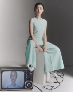 Michelle Wai Instagram - 感謝 明報周刊深入的訪問❤️🙇🏻‍♀️ @entertainment.mpw Text @timlaukalun Photographer @makyau2 Styling @katytsa Hair @wiltam_hair Makeup @make_up_by_mw Wardrobe @toryburch @shiatzychen @anteprimaofficial
