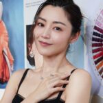 Michelle Wai Instagram – 好榮幸獲邀出席Swarovski Created DiamondS發佈會🥰。一直知道Swarovski係歐洲歷史最悠久的品牌之一，今次參觀完加深咗我對佢地既認識，令曾經修讀專業鑽石鑑定證書嘅我亦了解到培育鑽石與開採鑽石相比係一樣咁高質，而且性價比更高。 

去到佢地位於K11 MUSEA的POP UP，了解到Swarovski已經有129年的璀璨傳承，有創新技術及精湛工藝去處理培育鑽石，致力打造「適合所有人的鑽石」。而且培育鑽石與開採鑽石喺化學、物理以及光學屬性方面都100%相同。而Swarovski Galaxy & Eternity 系列的培育鑽石都有IGI權威認證👍🏻。

Swarovski Created Diamonds “Galaxy” 系列，每件作品都經過精心設計，選擇又多樣化，非常適合多場合佩戴。大家鍾意我依家戴住嘅”Galaxy” ✨💎系列嗎?

@Swarovski
#Swarvoski
#SwarovskiCreatedDiamonds
#SwarovskiGalaxy