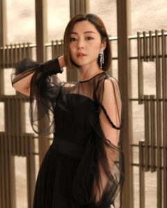 Michelle Wai Instagram - 掛住我把長頭髮嗎？😆 Jewelry: @emperorjewellery #英皇珠寶 #EmperorJewellery Gown: @victorchanstudio Makeup and Hair: MW Camera: @canonhongkong